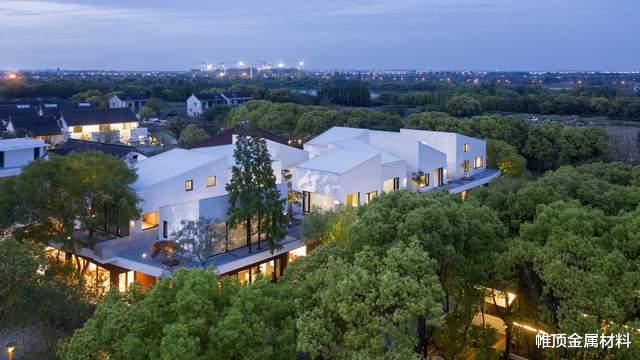 安装后的铝镁锰屋面板如需清洗怎么办？