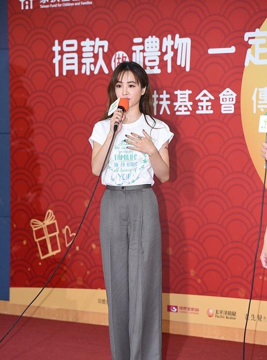 波波的时尚|“亚洲舞娘”蔡依林还挺乖巧，身穿白色T恤，一点不像演唱会时