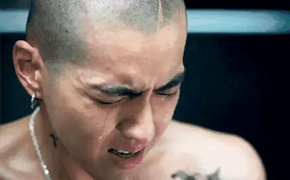 周炜|吴亦凡压不住“辱粉事件”，众多网友呼吁：封杀周炜，开除军籍