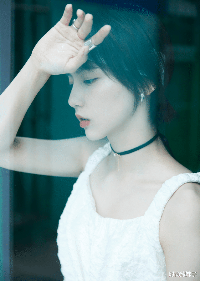 |原来诸葛大力才是隐藏腿精,看她穿的“牛奶袜”,一般女士穿不来