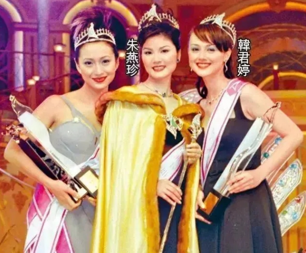 小兮娱乐 45岁前亚姐冠军欠债6位数破产，意外毁容后为母亲治病花光积蓄