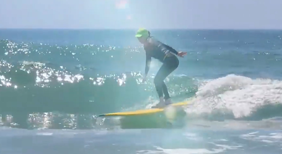 钟丽缇|51岁钟丽缇与异性热舞!扭腰胯臀一脸笑容,对方动作僵硬显拘谨