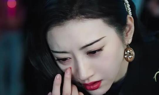 金樱妈妈|景甜蹲厕所做头发,忘了自己穿的是短裙,被网友疯狂截图留证据