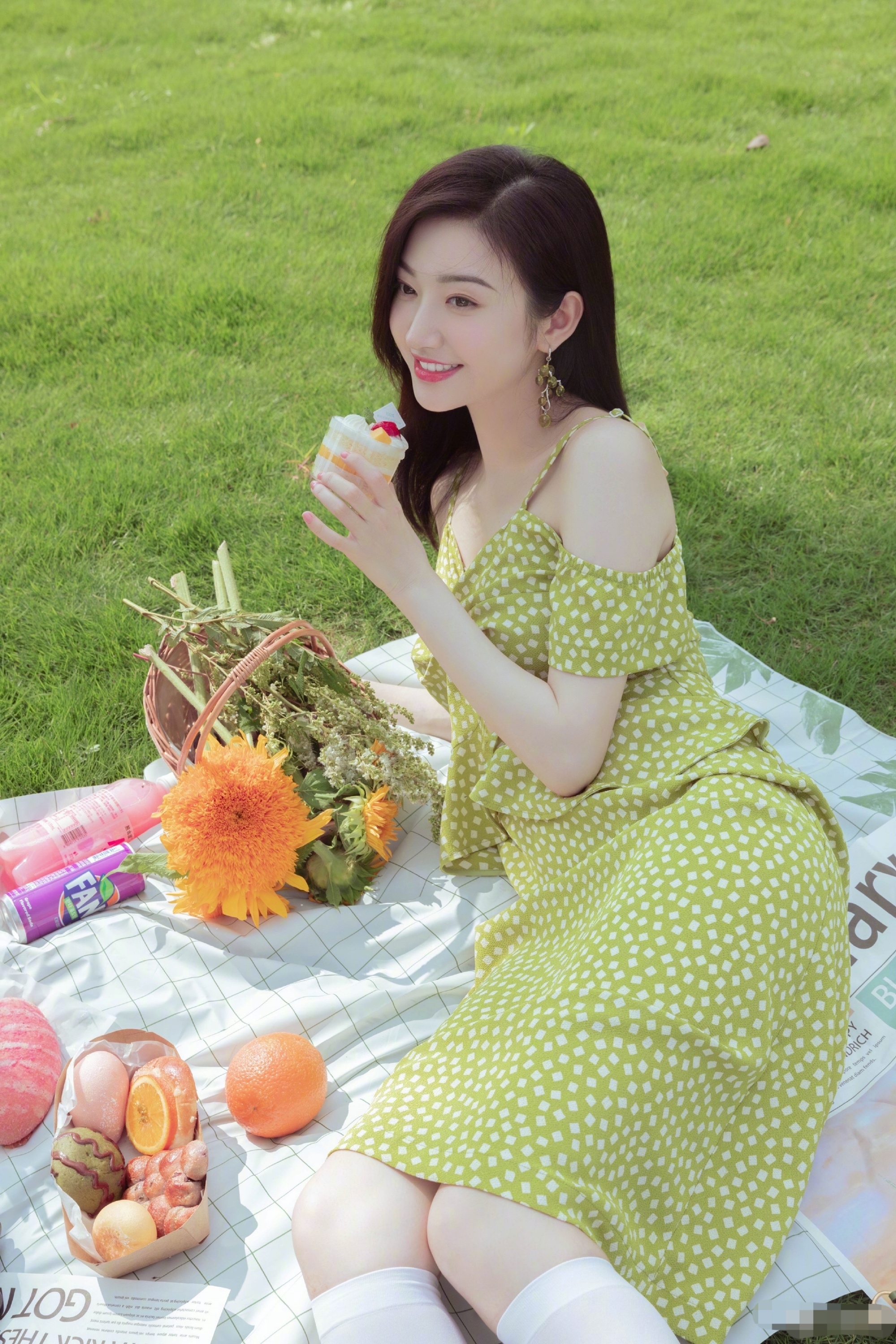 一街拍|景甜晒郊游美照，穿露肩碎花裙配毛拖鞋，纯欲感太勾人