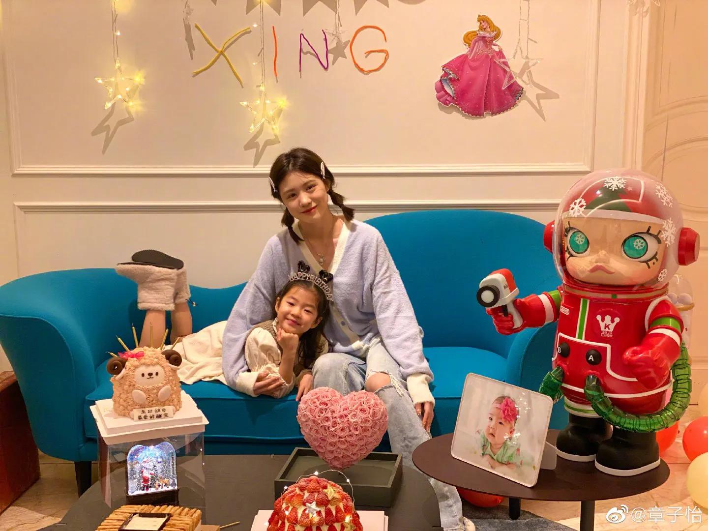 章子怡|章子怡晒全家福为醒醒庆6岁生日，小儿子罕见露正脸，和汪峰很像