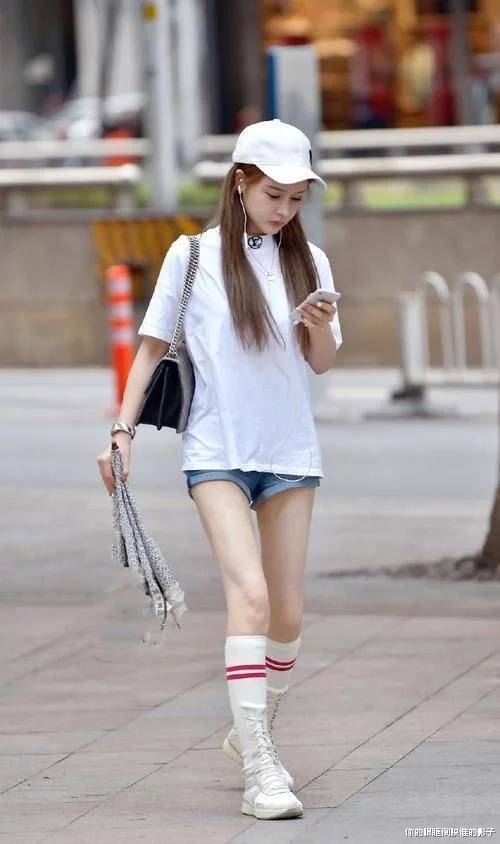 小姐姐|小姐姐身穿纯白色T恤，青春靓丽，给人小鸟依人的感觉