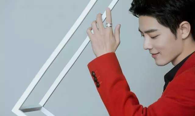 春节档|肖战才华横溢现场作画：2021牛画，主持人评价：专业！