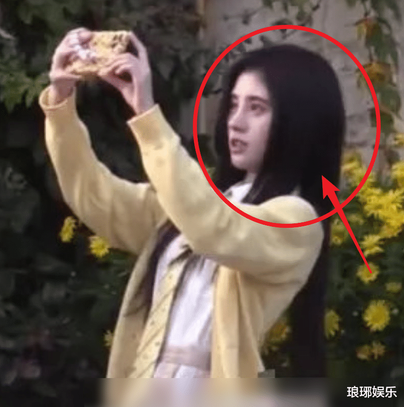 鞠婧祎|鞠婧祎久违去云南旅游，被路人拍下真实生图，真实身高我没看错吧？