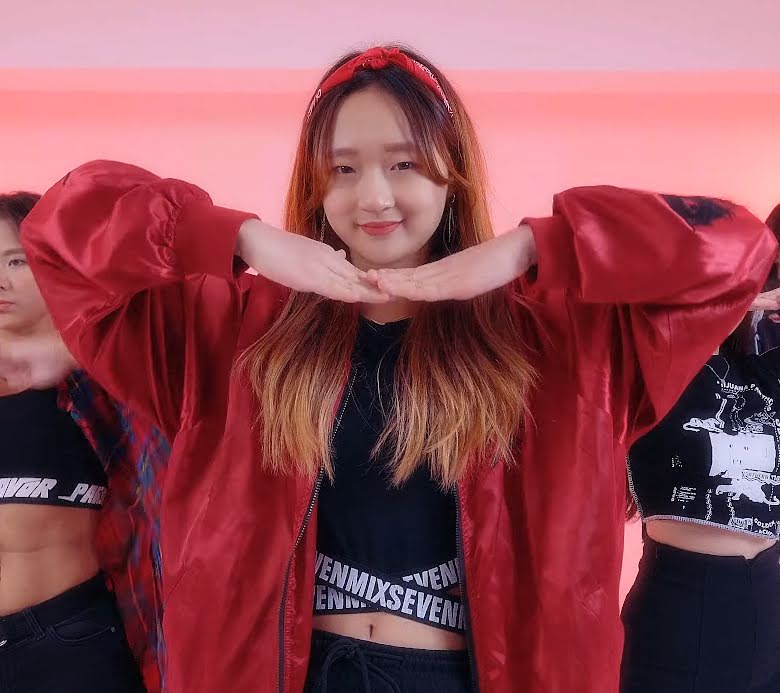 |12岁就要女团出道，她年龄太小被热议，7年合同到期还是未成年