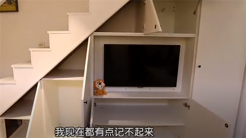 |单亲妈妈带儿女蜗居21㎡简易房，每晚睡邻居厨房？真相让人心酸