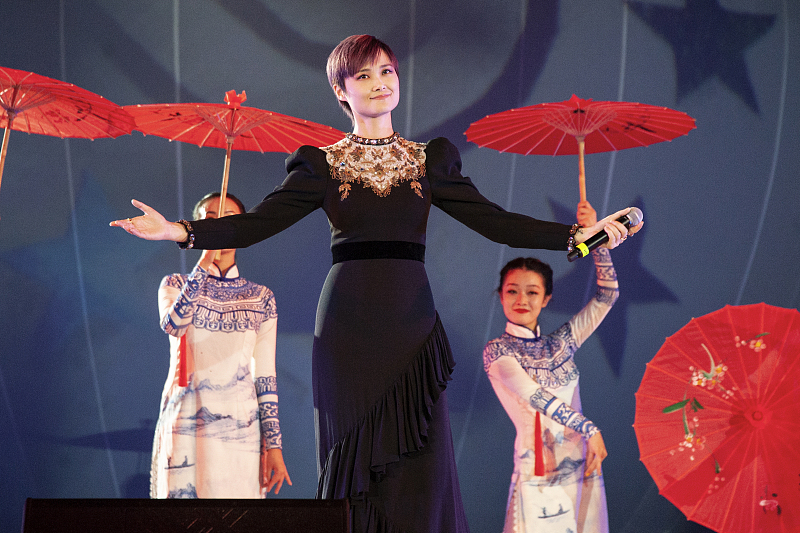 BiuVogue|李宇春的气场是真的强大，就算穿浮夸的服饰，也很有明星范