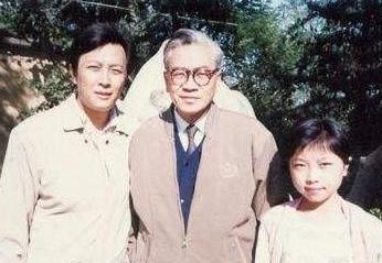 唐国强|唐国强女儿唐莉：母亲自杀身亡让她替母报仇，她却和继母亲如一家