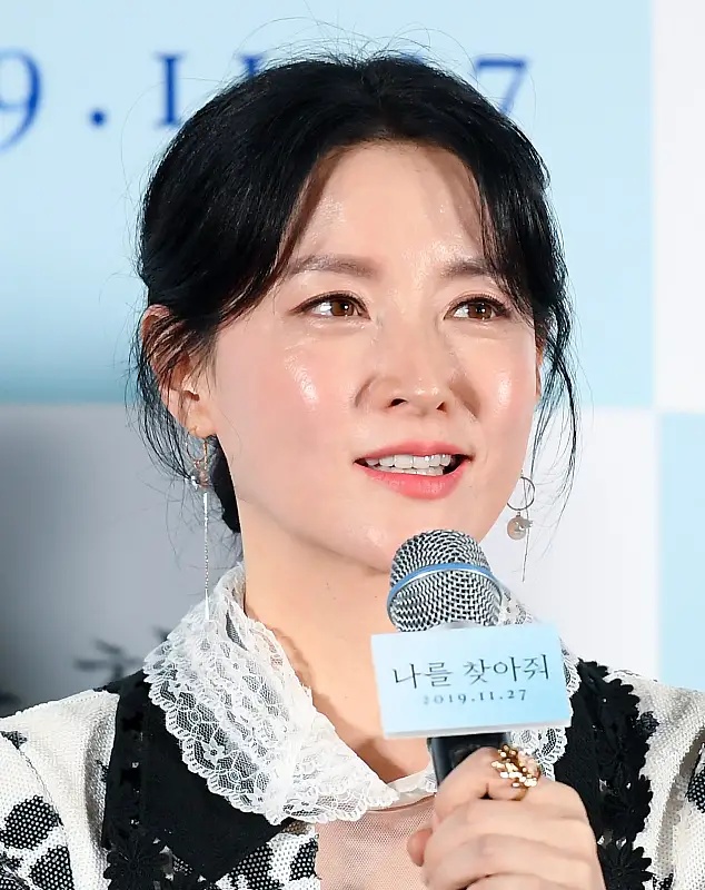 全球时尚号|“大长今”李英爱不显老，穿印花长裙如少女一般，“婴儿肌”抢镜
