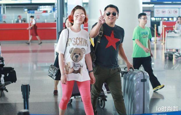 lo时尚咖|李小冉和富豪老公同框出游,满脸笑容太恩爱,休闲穿搭真随性