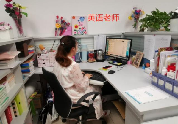 数学|各科老师办公桌对比，其他老师像战场，体育老师让人心疼又想笑