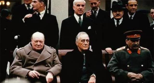 DEEP深度世界|二战三巨头合影，为何罗斯福永远坐在中间？背后用意不简单