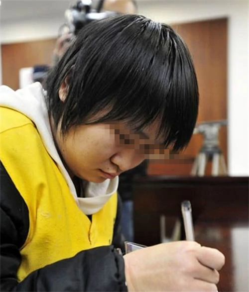 河南18岁女孩杀父弑母,肢解碎尸放滚水中烹煮,法庭上多人求情