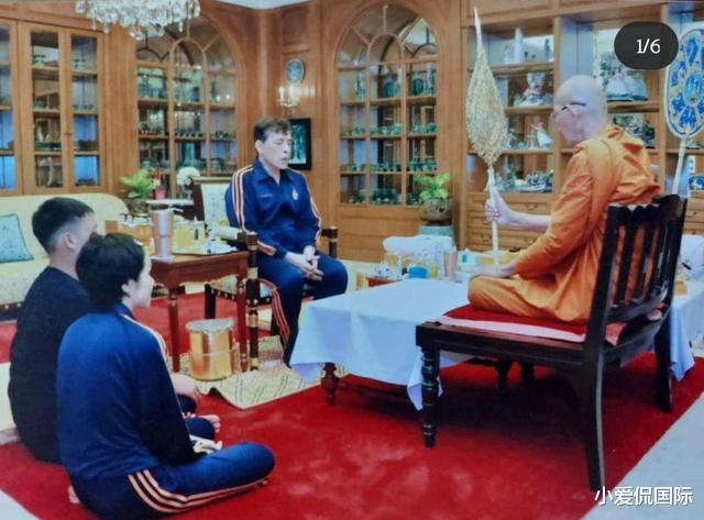 穿衣搭配 瘦下来了，提帮功剪了短发更加精神，在诗妮娜旁边为西拉米祈福