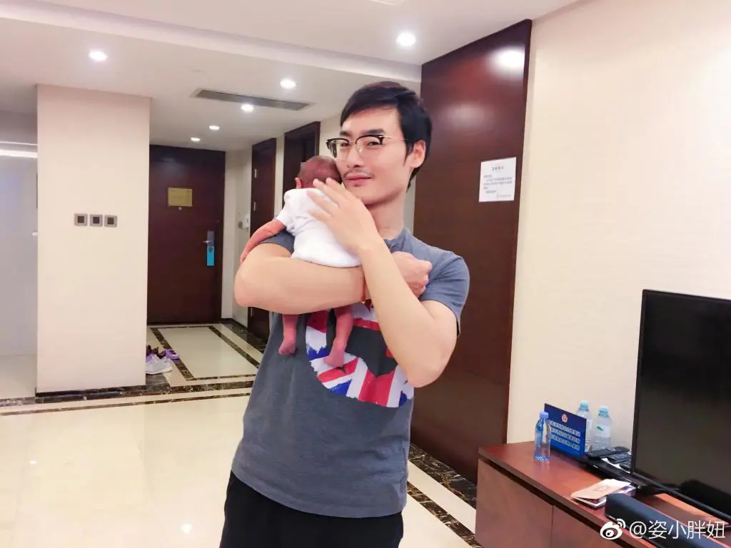 InsDaily|“奥运CP”当众求婚：一边拿金牌，一边撒狗粮…..