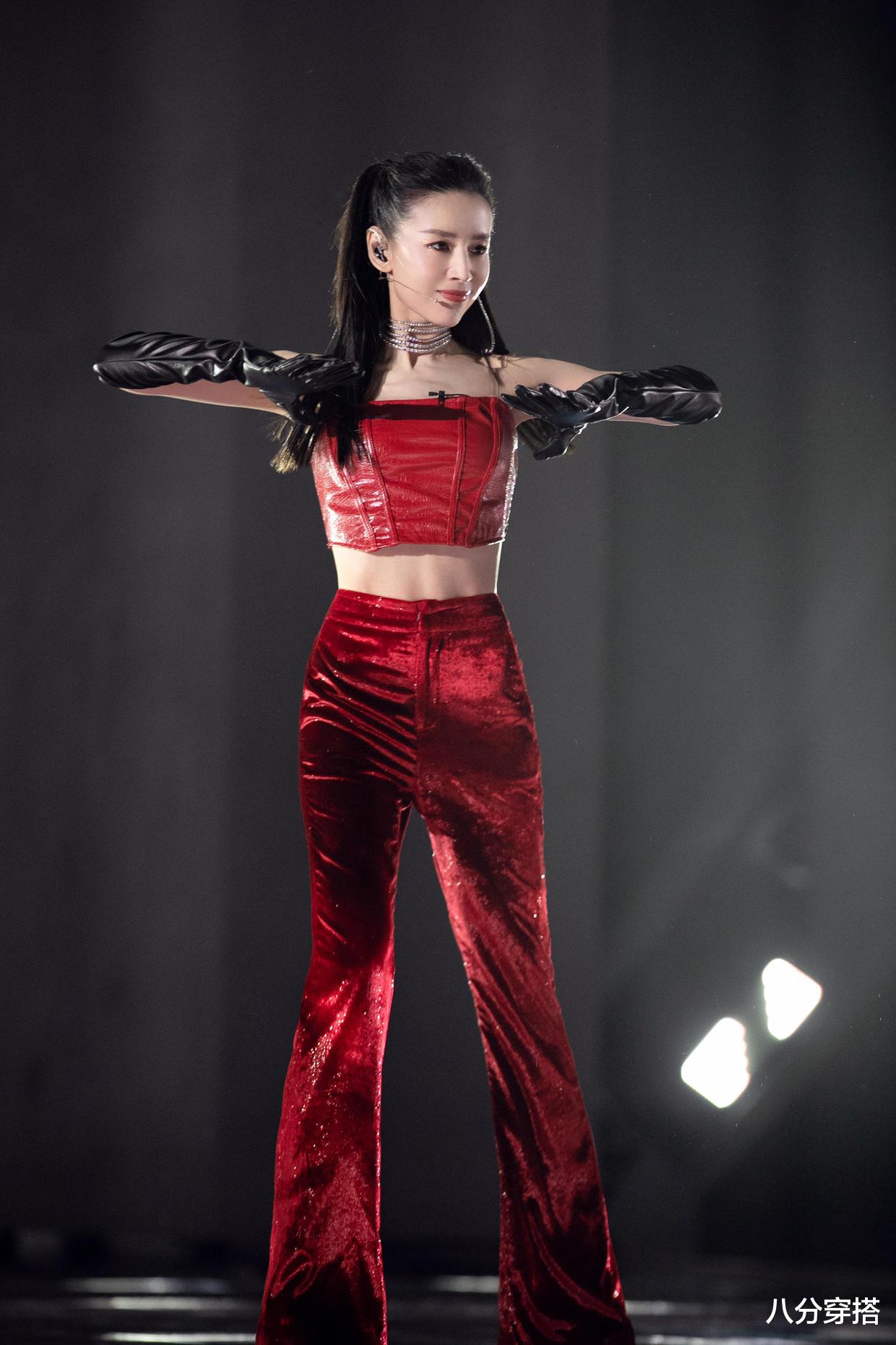 八分穿搭|董洁打扮真有“女团味”，红色抹胸搭配长裤性感妩媚，减龄有活力