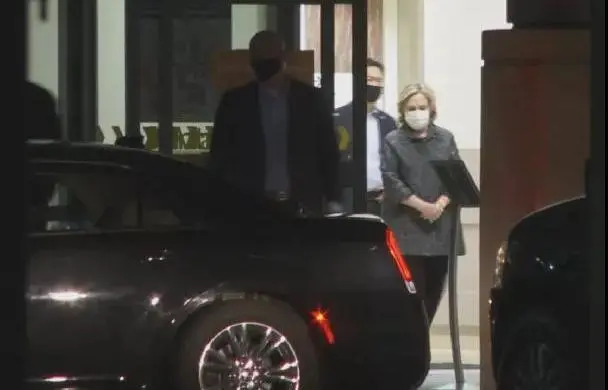 星猫亲子家园|克林顿离开ICU,看到搀扶他出院的女人,想起很多往事