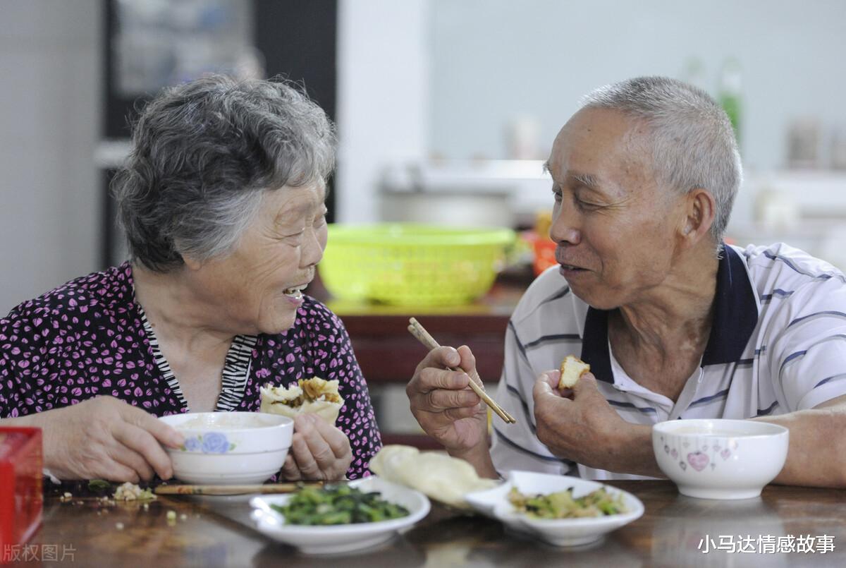 72岁大爷坦言:再婚找老伴生活,真不如花钱请保姆照顾来得舒心