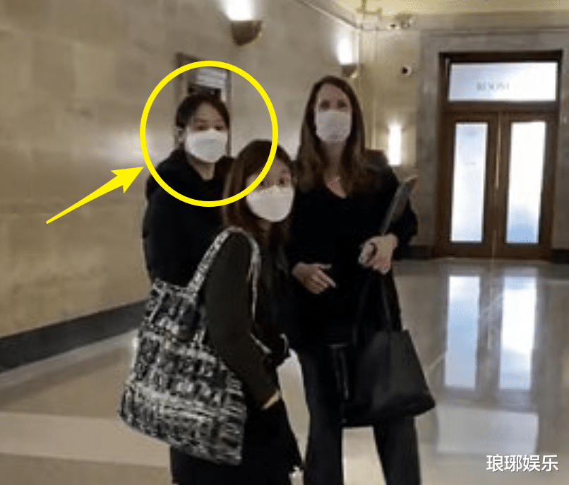 郑爽|郑爽庭审后逛珠宝店，心情大好回应剪短发原因，爽妈当天还晒自拍