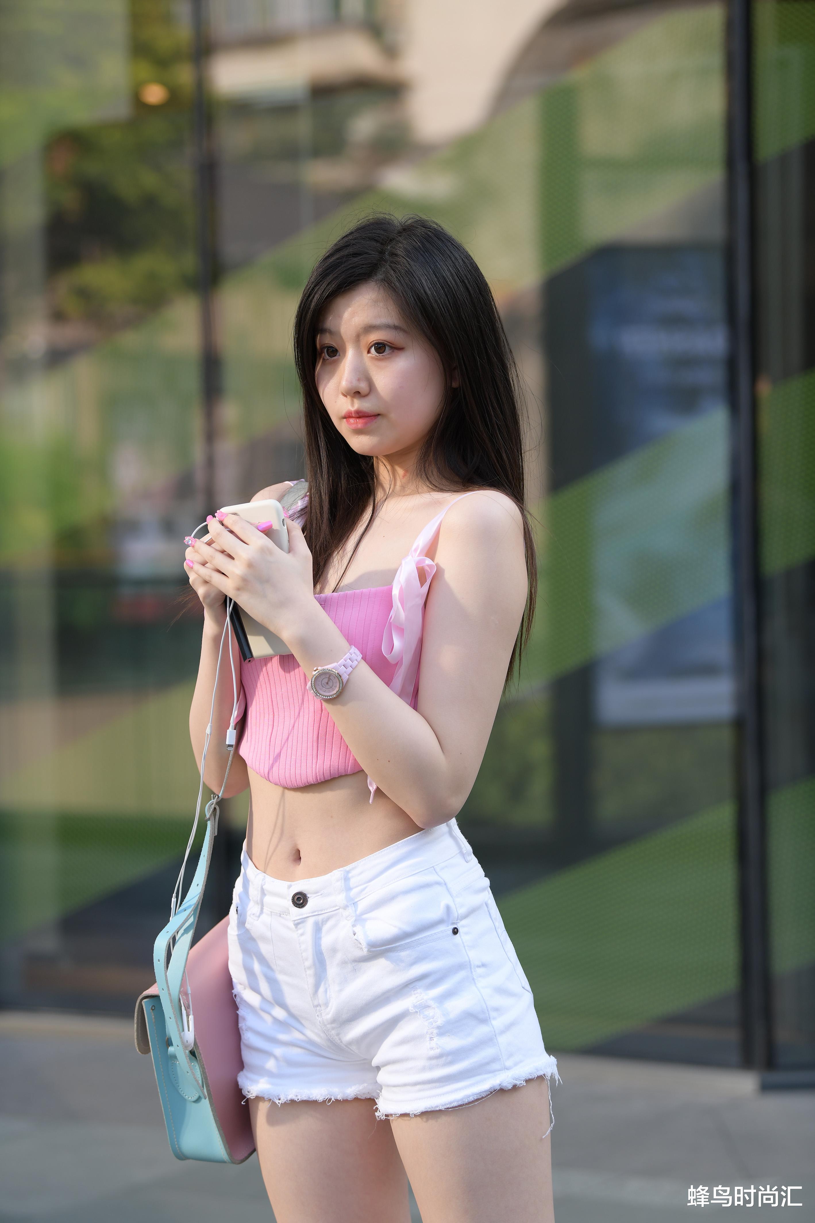 蜂鸟时尚汇|时尚少女勇敢秀出最美姿态,配出清纯效果,让她青春靓丽更迷人
