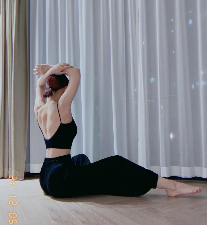 杨丞琳|杨丞琳晒瑜伽照秀美背，身材火辣皮肤白皙，37岁状态仍如少女