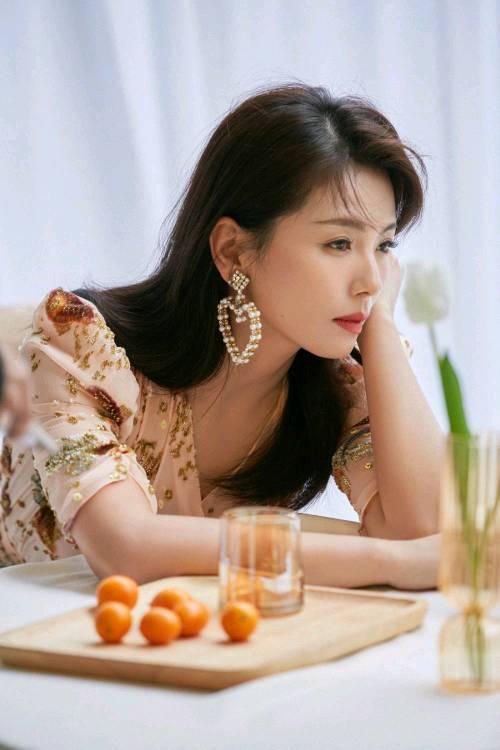 穿衣搭配|刘涛很懂扮“小女人”，穿裸色长裙还开高叉，不耽误秀腿效果惊艳