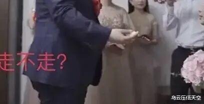 乌云压低天空 接亲现场，男方当众撕毁了新婚誓言，“誓言我实现不了，我就问你一句走不走？”婚礼现场气氛瞬间凝固