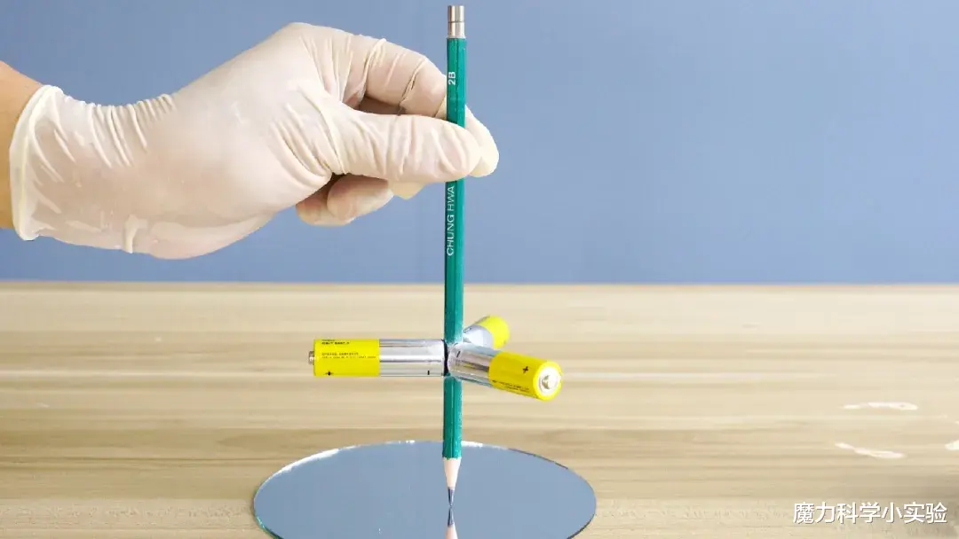 魔力 魔力科学小实验，铅笔粘上电池和磁铁，竟然飞快地转起来了！