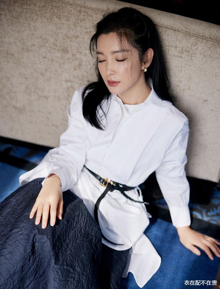 衣在配不在贵 李冰冰把衬衫穿出“法式感”，中间勒一条黑腰带，配半身裙挺优雅