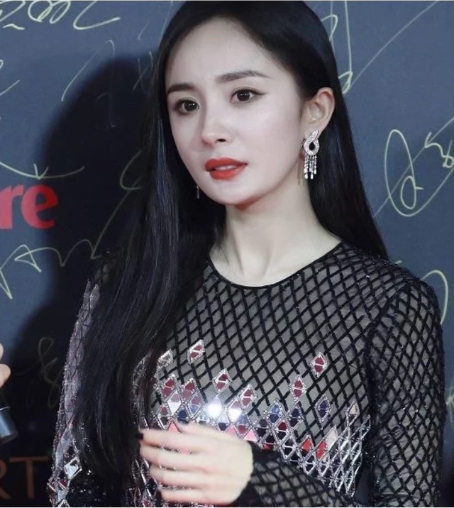 杨幂|杨幂穿“渔网”出席活动，看到身材后，网友直呼：我承认我酸了