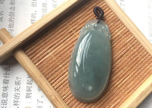 翡翠|“发灰”的翡翠还值不值得留？