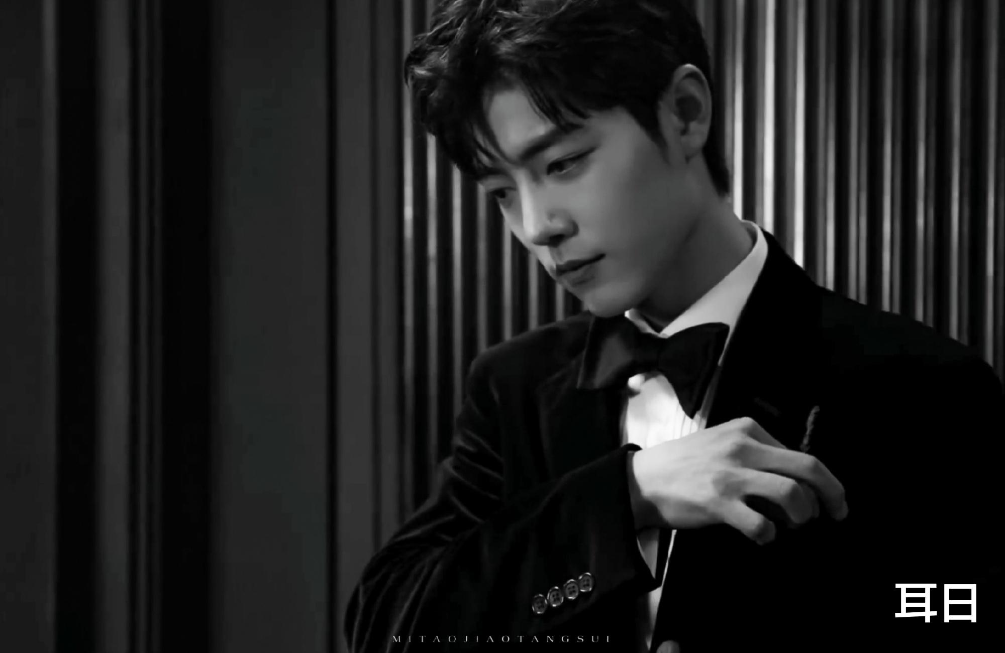 张若昀|肖战新代言却被自己抢热度，白天游玩还被偶遇，采访发布令人泪目