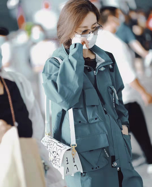 时尚风行派|刘诗诗闷声办大事！穿半套香奈儿高定把玩香水，优雅气质不输周迅