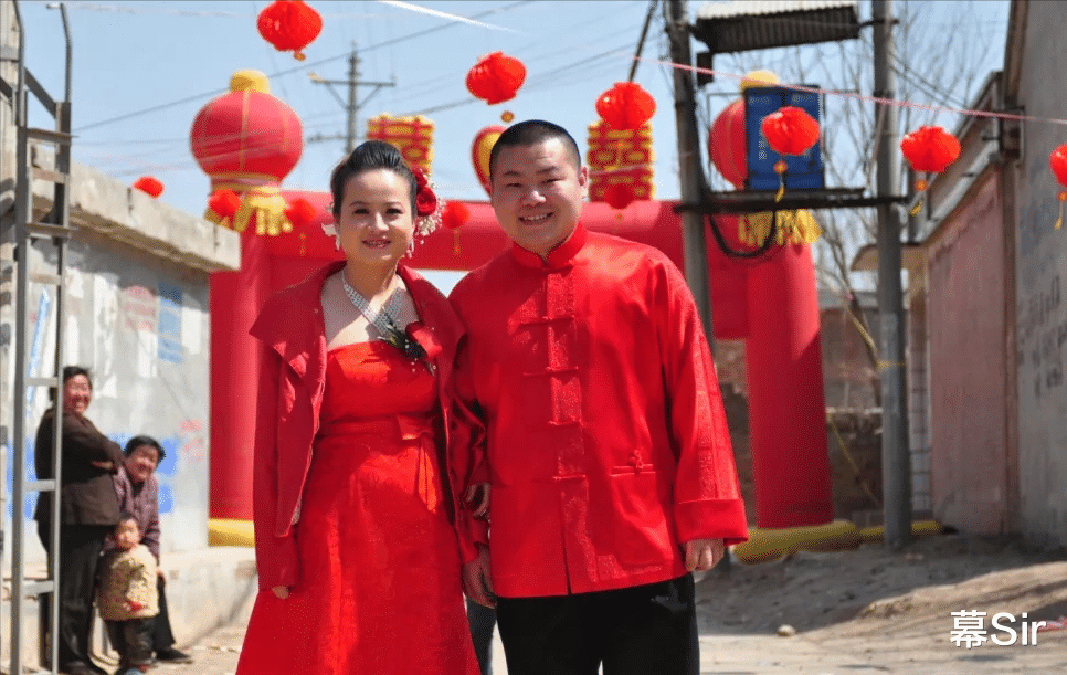 王鸥|王鸥何九华恋情曝光被嫌弃？德云社背后的嫂子们，个个都不简单