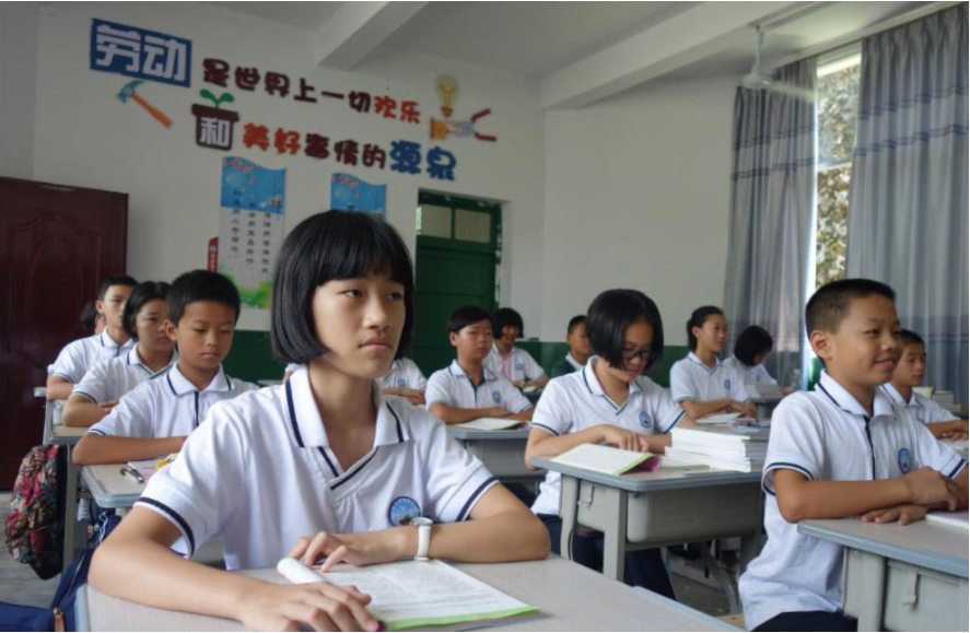 发型 初中生“发型标准”公布，女生看起来像男生，男生接近光头