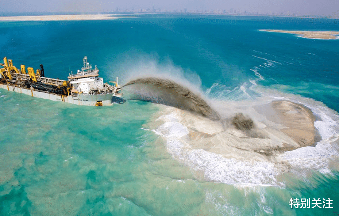  生活中的水，既没有颜色，也是透明的，为何还能\亲眼\看到？