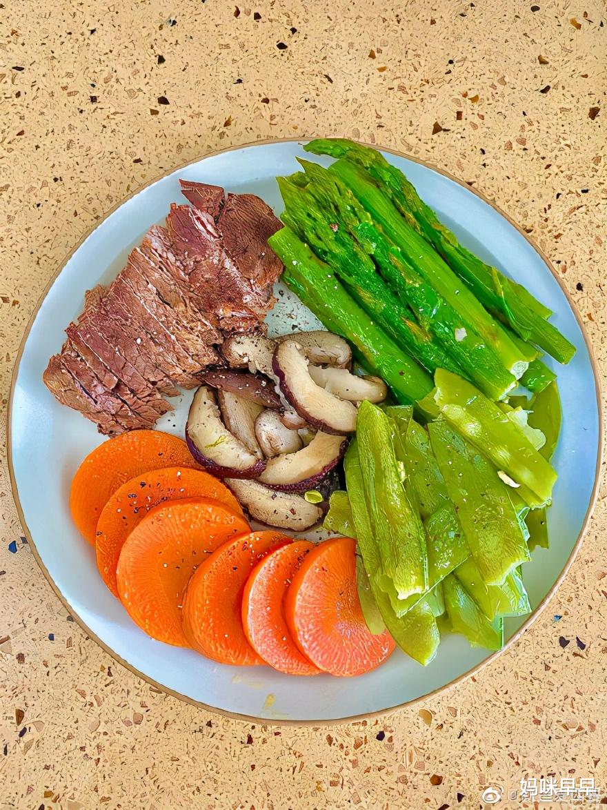 黄晓明|黄晓明减肥30斤，身体出现状况，网友：这不算啥，有人12天只喝水