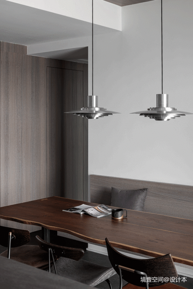 衣帽间|木百叶将阳光处理的包含节奏感,塑造出变化丰富的光韵和质感。