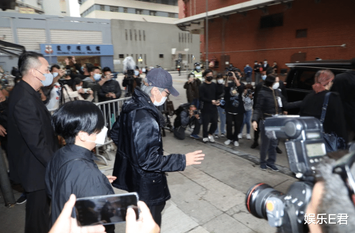 娱乐E君 吴孟达出殡,遗孀子女抵灵堂打点,火化后骨灰将被带回马来西亚