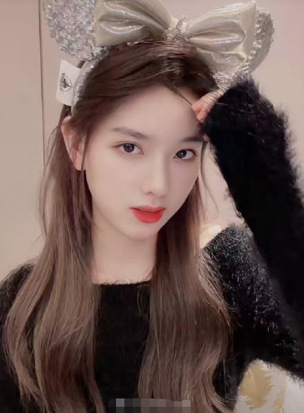  脚是金子做的么？网红美女雨天坐轮椅，自称脚有洁癖不能沾地