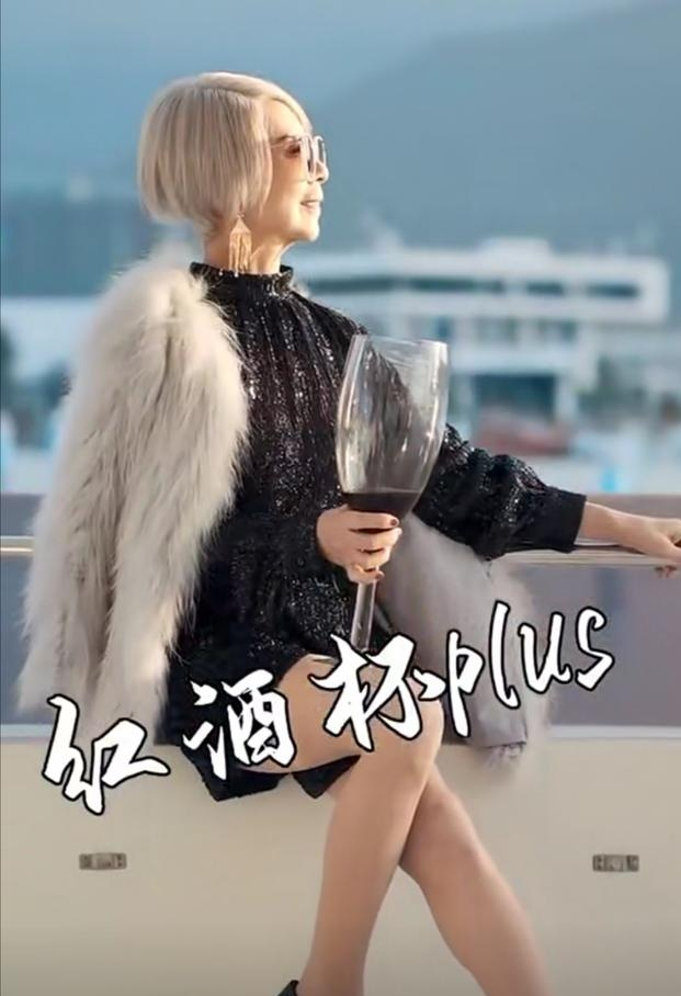 闲鱼有话说|80岁奶奶平时只穿高跟鞋,82斤配热裤双腿纤细,年轻人都自愧不如