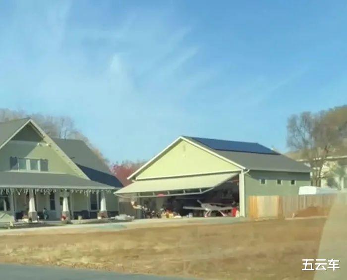 五云车 这个小区彻底火了，家家有飞机，飞机跟汽车一样普通