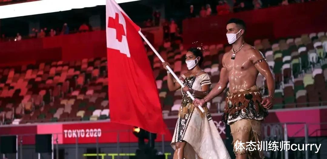 体态训练师curry|比起“阴式”的东京奥运会开幕式，这位汤加最性感的“旗手”好像更有看点…