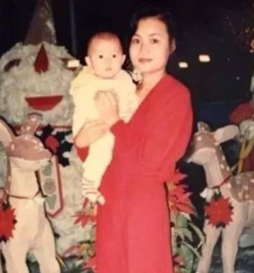 郭美美|郭美美的堕落之路，离不开她漂亮妈妈的影响