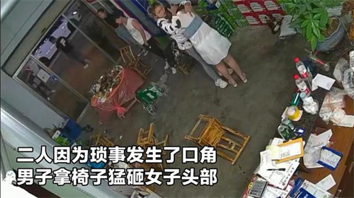 湖南男子因琐事用椅子猛砸女友,2次暴击头部,女友站着任其殴打