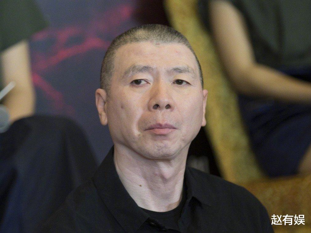 冯小刚|母亲瘫痪，冯小刚开300万宾利看望，姐姐求他：能不能帮忙找个活